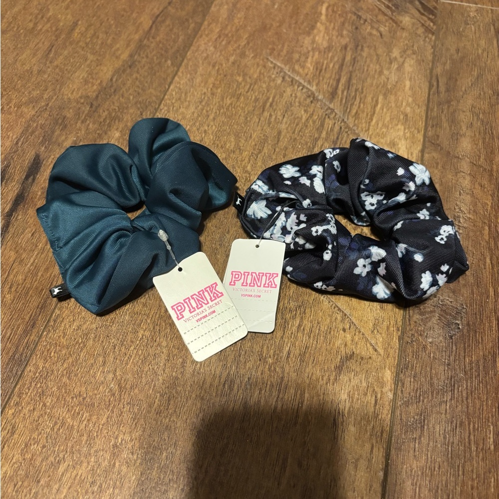 NWT VS PINK ACTIVE Lot of 2 Scrunchie Set - Picture 2 of 2